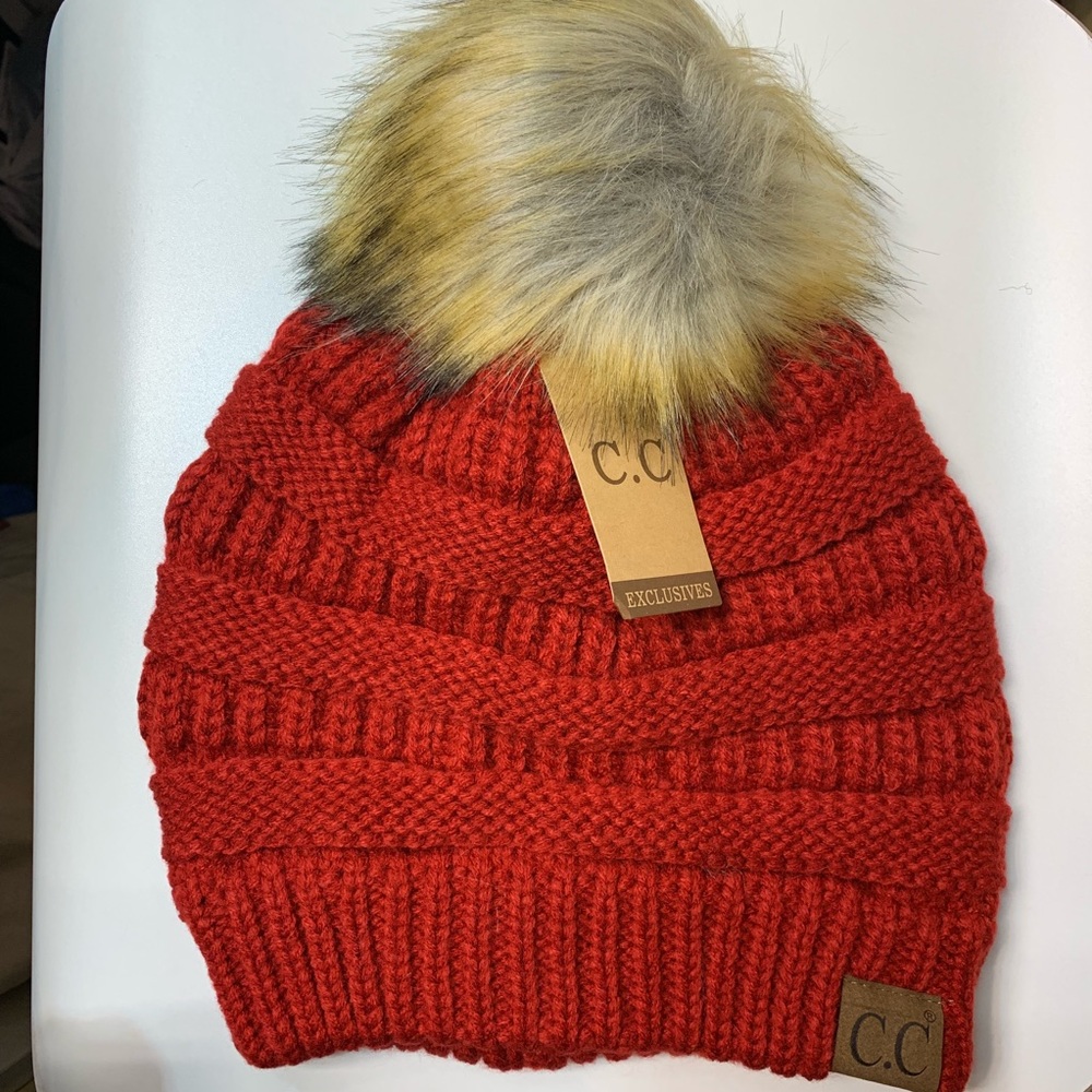 Beanie hat with pom